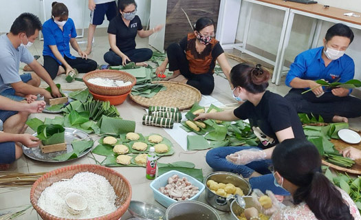 Đắk Lắk: Thầy giáo gói hàng trăm bánh chưng tặng các khu cách ly